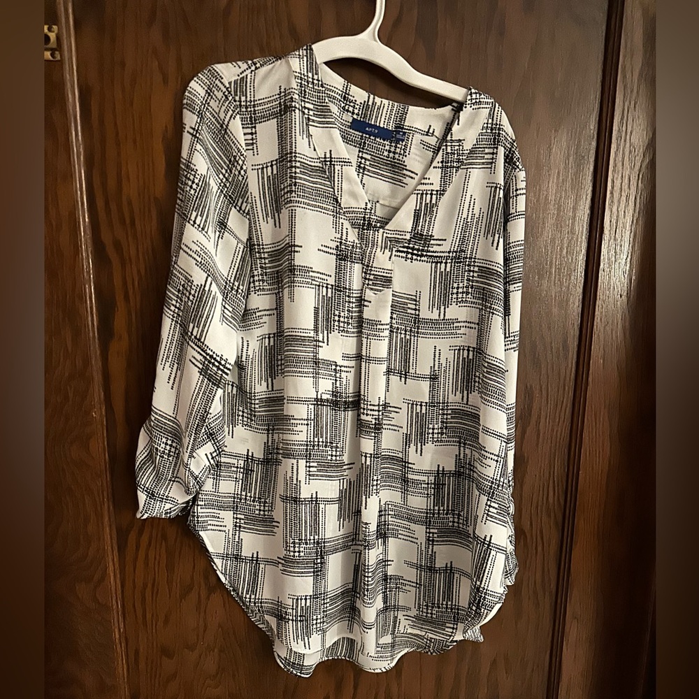 Black and white women’s 3/4 sleeve business casual blouse